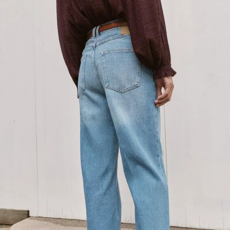 Pantalón acampanado con cinto 