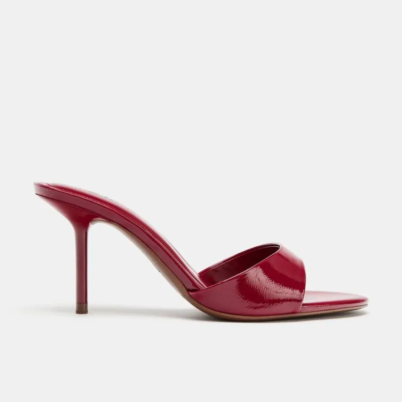 Sandalia tacón en efecto acharolado
