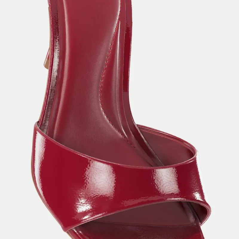 Sandalia tacón en efecto acharolado