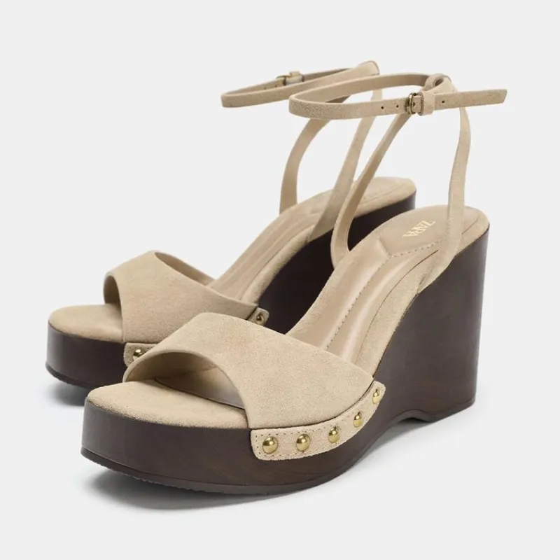 Sandalias tachas serraje