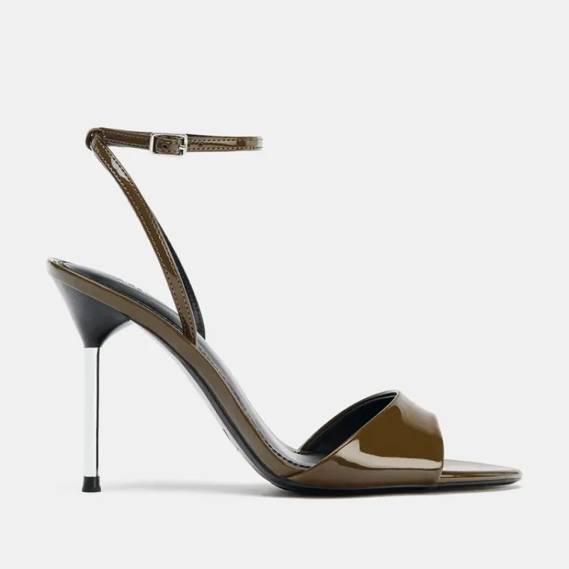 Sandalias tacón alto efecto acharolado