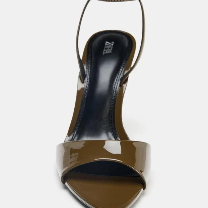 Sandalias tacón alto efecto acharolado