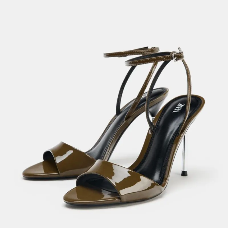 Sandalias tacón alto efecto acharolado