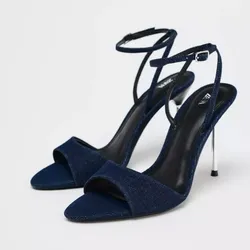 Sandalias tacón plateado mezclilla 