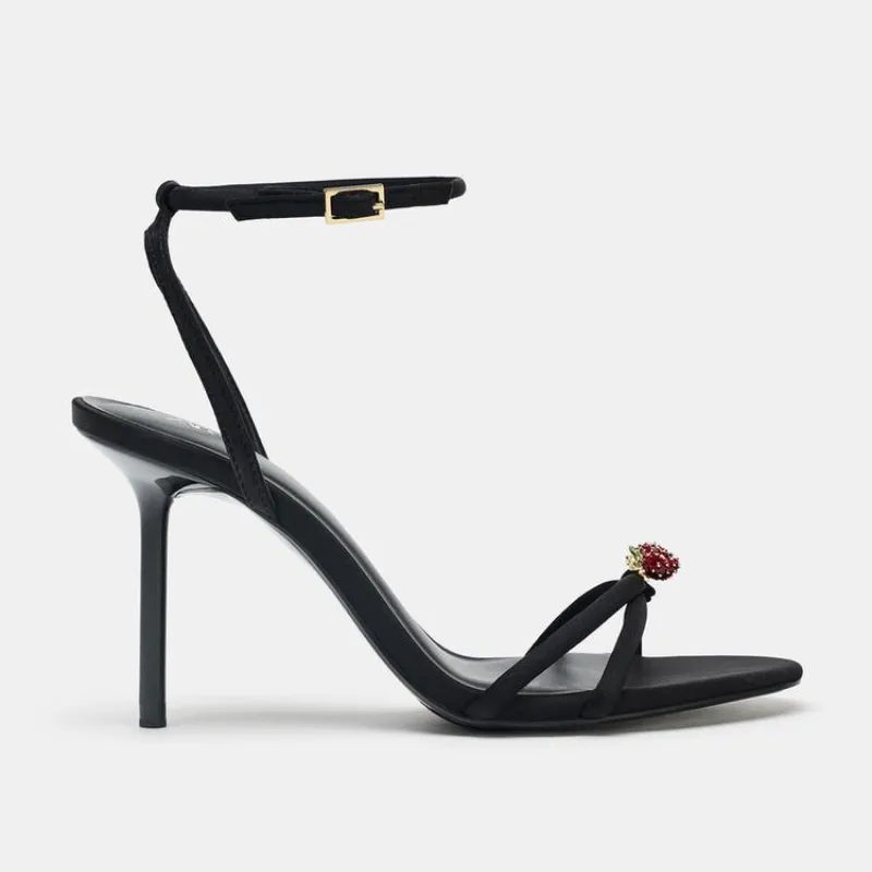 Sandalias tiras cruzadas detalles fresas