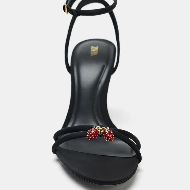 Sandalias tiras cruzadas detalles fresas