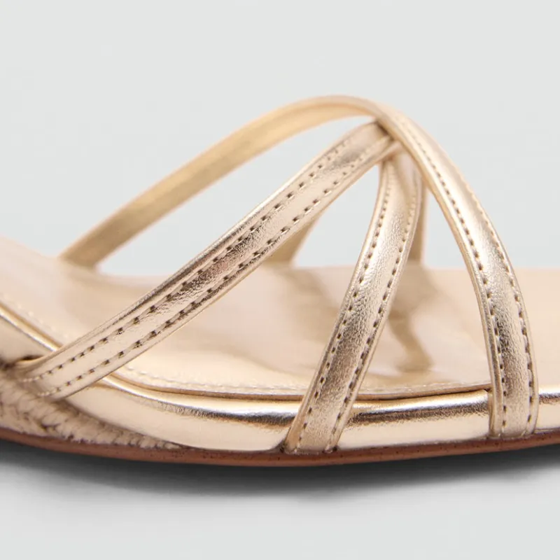 Sandalias tiras metalizadas cuña