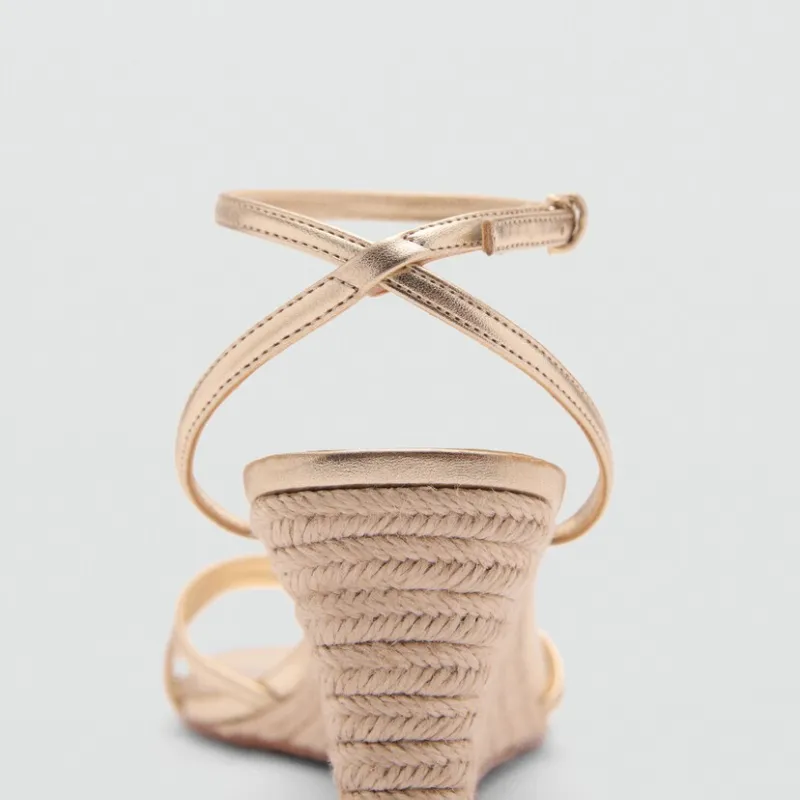 Sandalias tiras metalizadas cuña