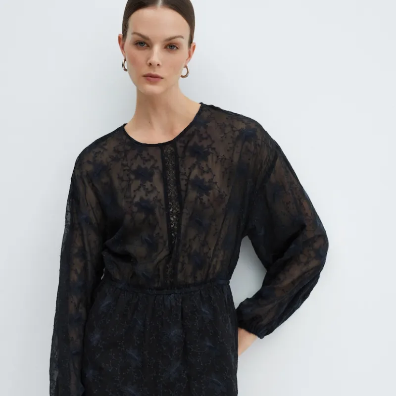 Vestido bordado manga abullonada