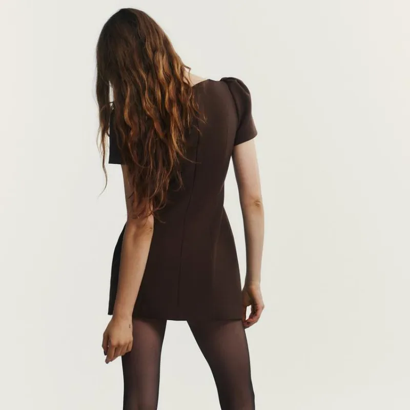 Vestido corto de cuello barco