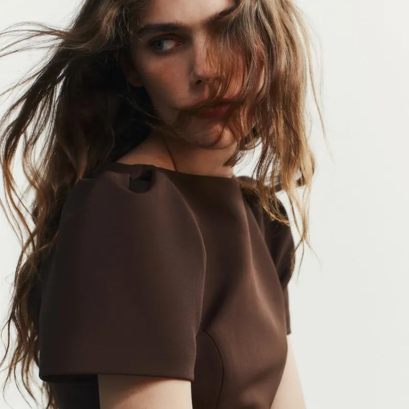 Vestido corto de cuello barco