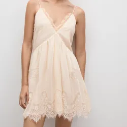 Vestido corto encaje