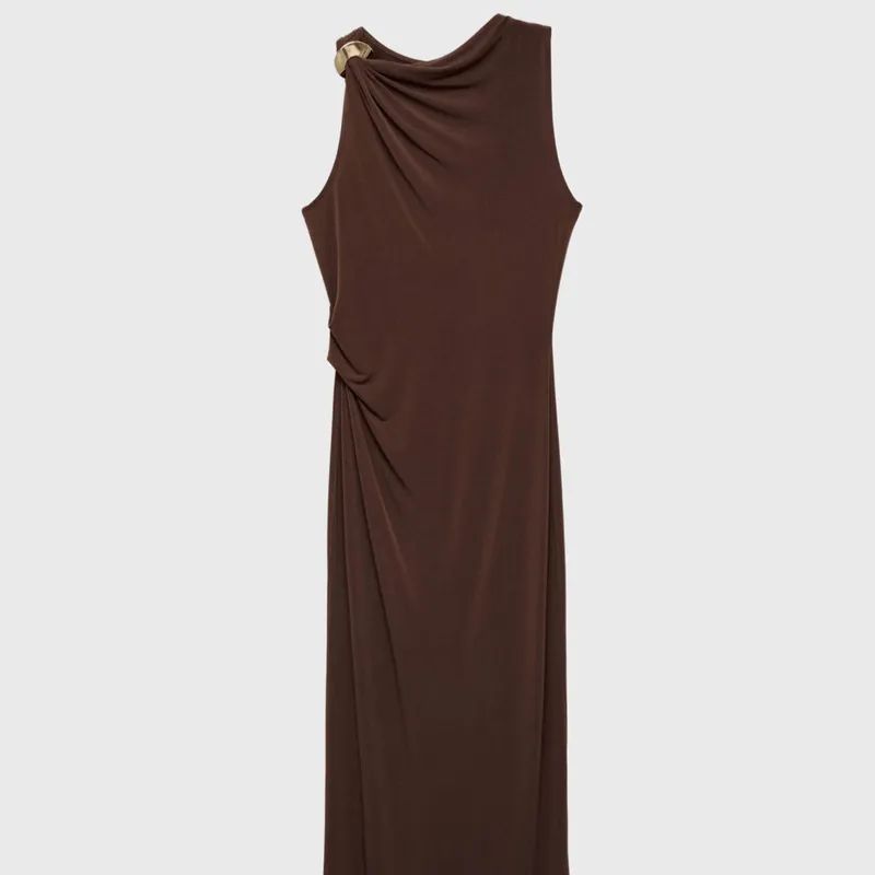 Vestido Drapeado Detalle Metálico