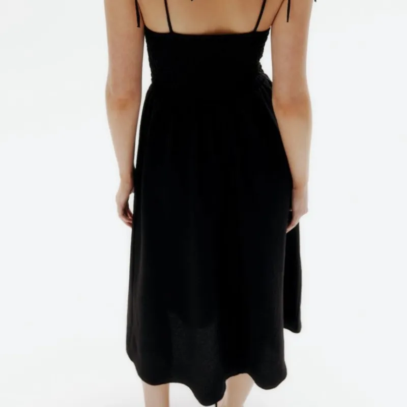 Vestido en punto smock de tirantes de lazo