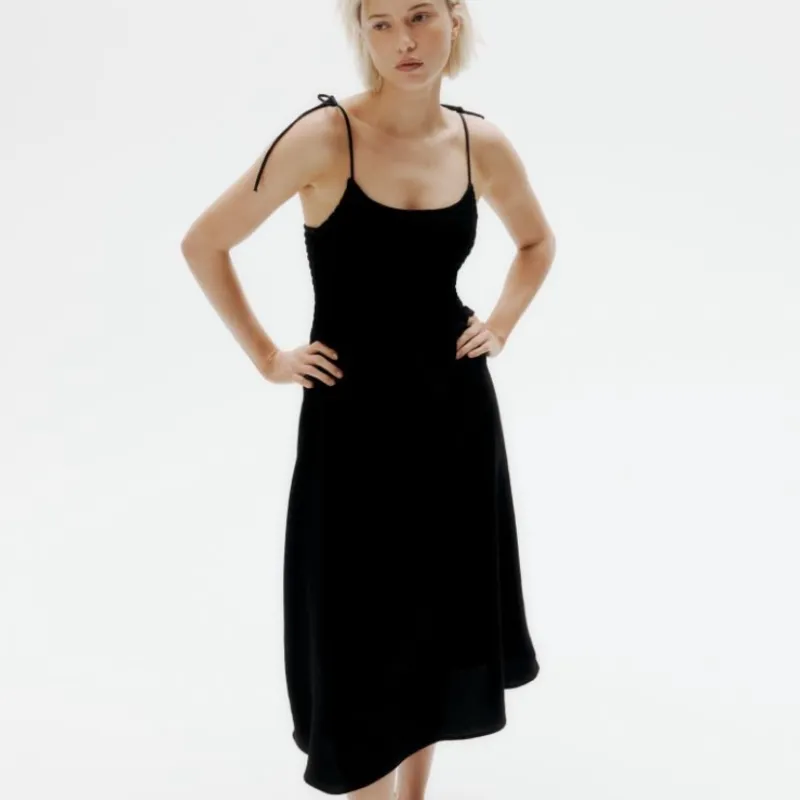 Vestido en punto smock de tirantes de lazo