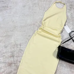 Vestido halter espalda afuera