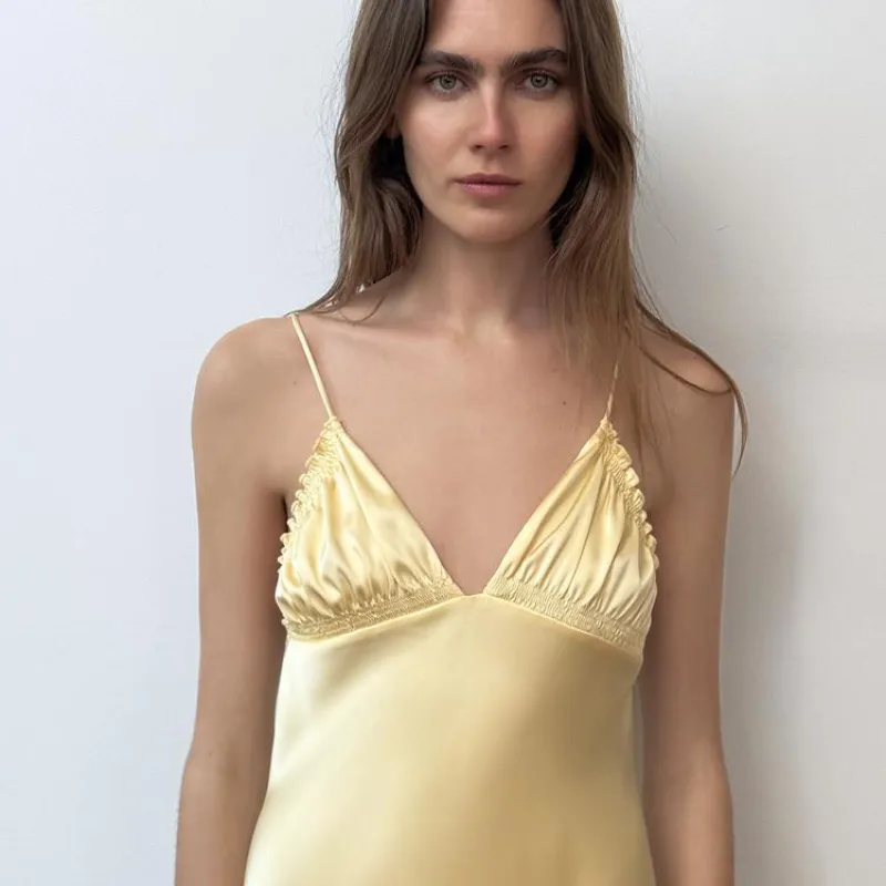 Vestido midi confeccionado en tejido satinado