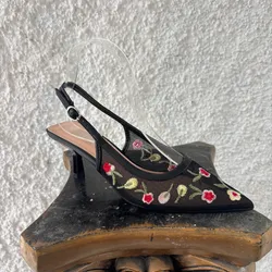 Tacón de flores negro 