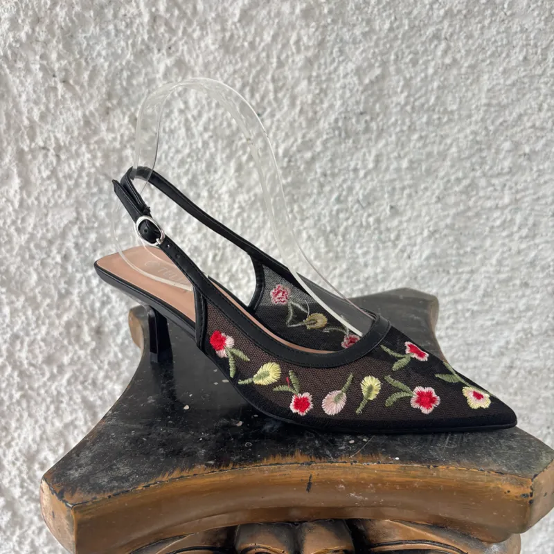Tacón de flores negro 