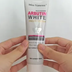 Limpiador facial de arbutin 