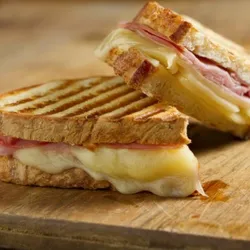 Sandwich de jamón y queso