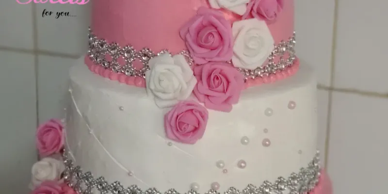Torta de tres pisos