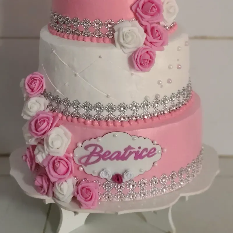 Torta de tres pisos