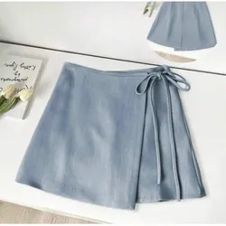 Falda corta con bajo asimétrico