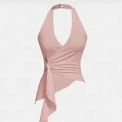 Top de rantes ajustado con hebilla metálica y bajo asimétrico