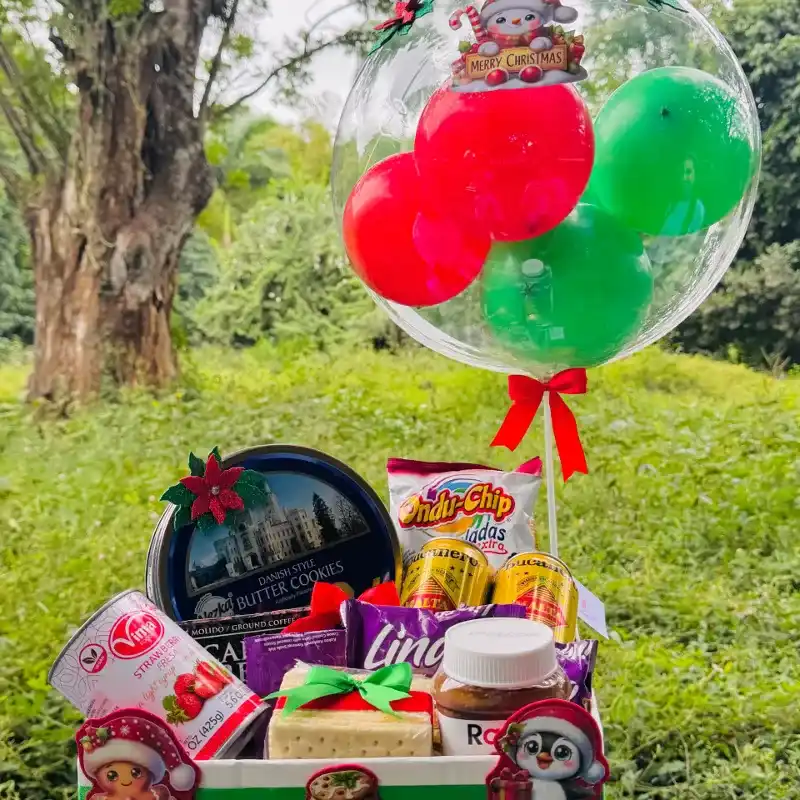 Bandeja navideña de desayuno  ( Maltas , caja de galletas , galletas de soda , panquecitos , Nutella , lata de fresa , paquete de café )  
