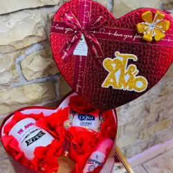 Corazón apasionado  ( Surtido de perfume Alicia , desodorante, estuche de jabones y tasa personalizada)  