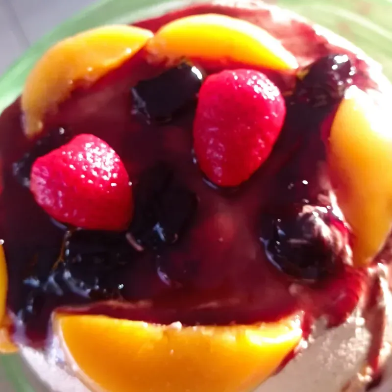 Panetelas rellenas y decoradas de frutas 