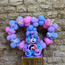 Peluche de osito cariñosito con globos en forma de corazón   