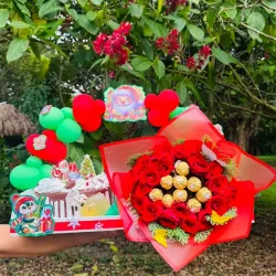 Super Bandeja  ( Panetela rellena con leche condensada y vestida con relleno de chocolate , super ramo de flores con bombones Ferrero Rocher, perfume a escoger según la disposición )  