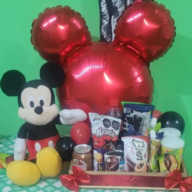 Caja personalizada con chuches y peluche de Mickey Mouse 