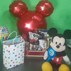 Caja personalizada con peluche, chuches y jaba de regalo con juguete.
