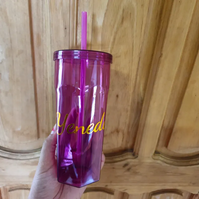 Pomos y vasos con nombres y frases personalizadas