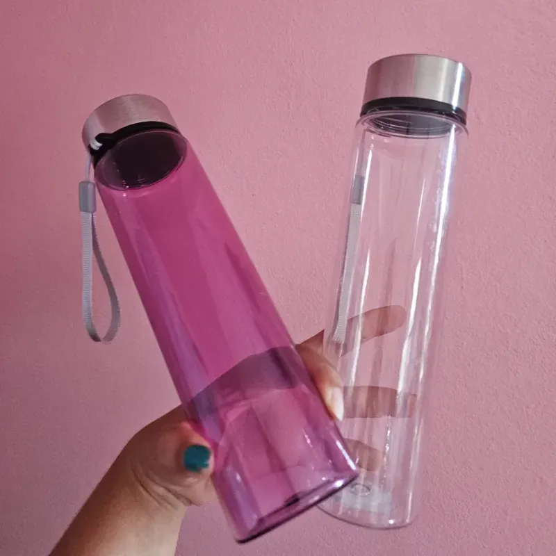 Pomos y vasos con nombres y frases personalizadas