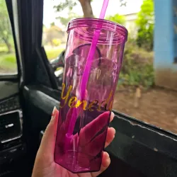 Pomos y vasos con nombres y frases personalizadas