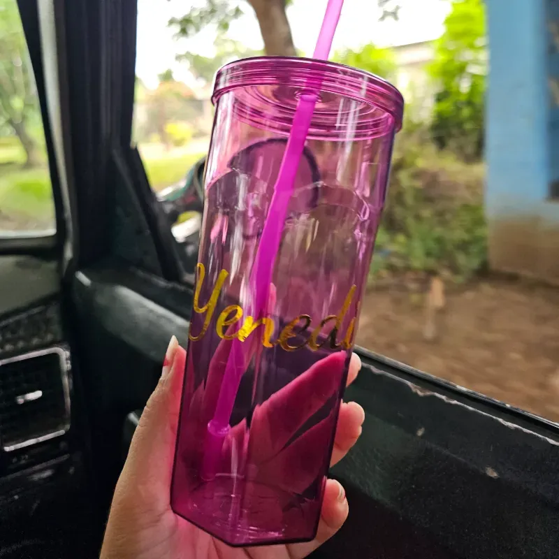 Pomos y vasos con nombres y frases personalizadas