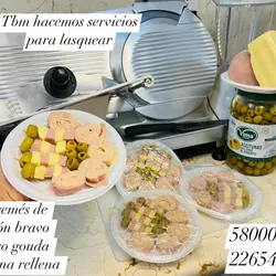 Entremés de jamón bravo , queso gouda y aceitunas rellenas 