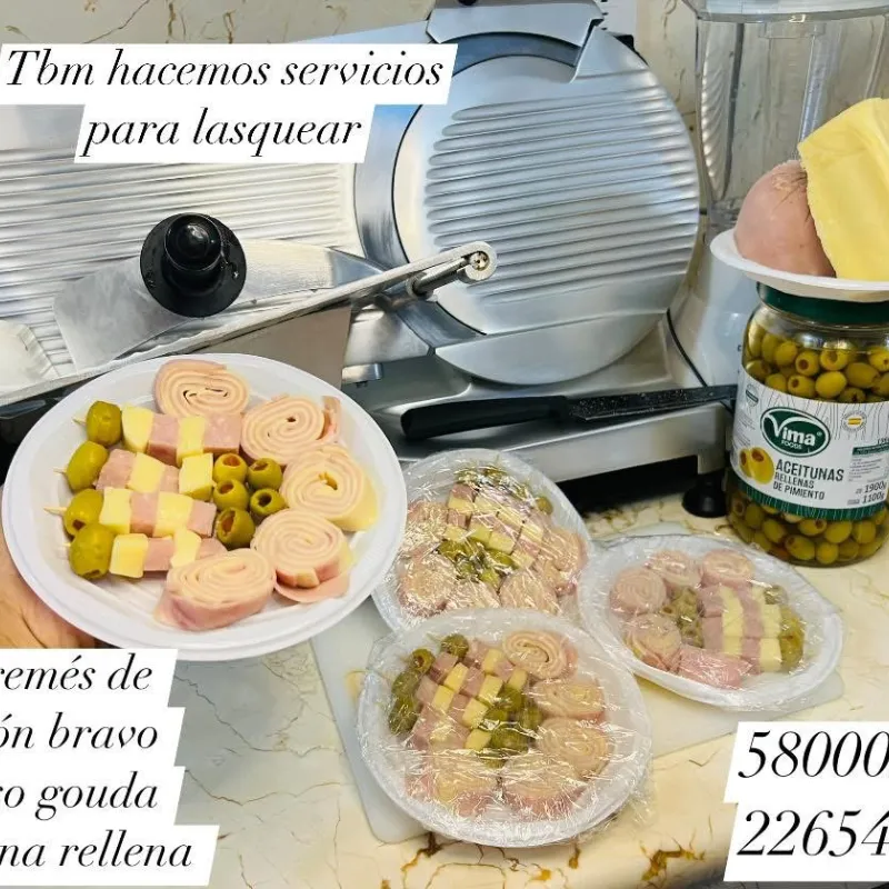 Entremés de jamón bravo , queso gouda y aceitunas rellenas 