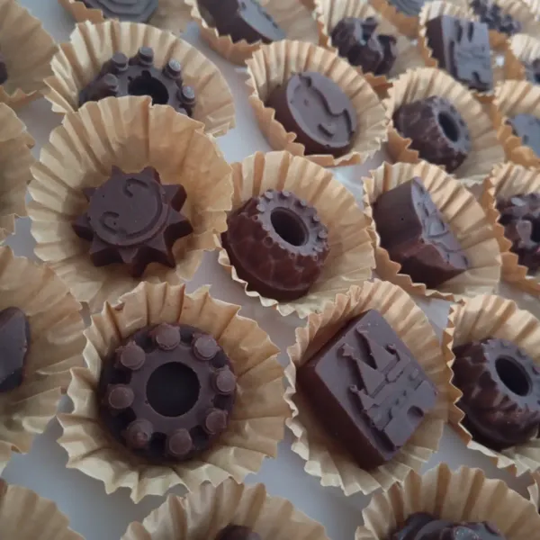 Soy un bombón es un emprendimiento artesanal que transforma el chocolate en pequeños placeres. Bombones únicos, con diseños delicados y rellenos irresistibles, pensados para regalar, compartir o simplemente disfrutar.