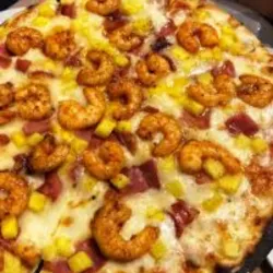 Pizza con jamón y camarones 