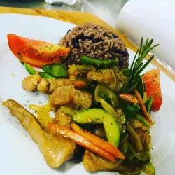 Fajitas de pollo salteadas con vegetales 
