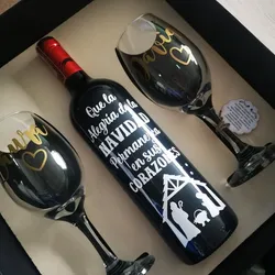 Conjunto de botella de vino y copas personalizadas 