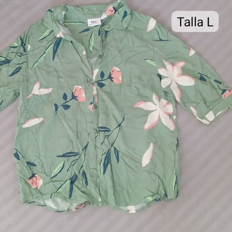 Blusa floreada al estilo Hawaii 