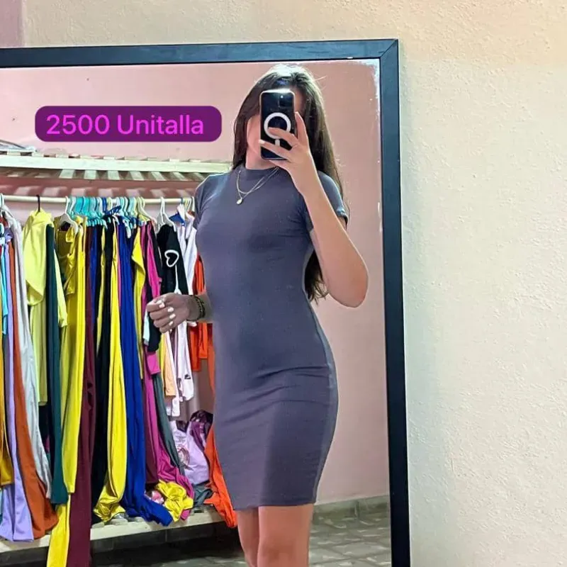 Vestido corto ajustado gris oscuro 