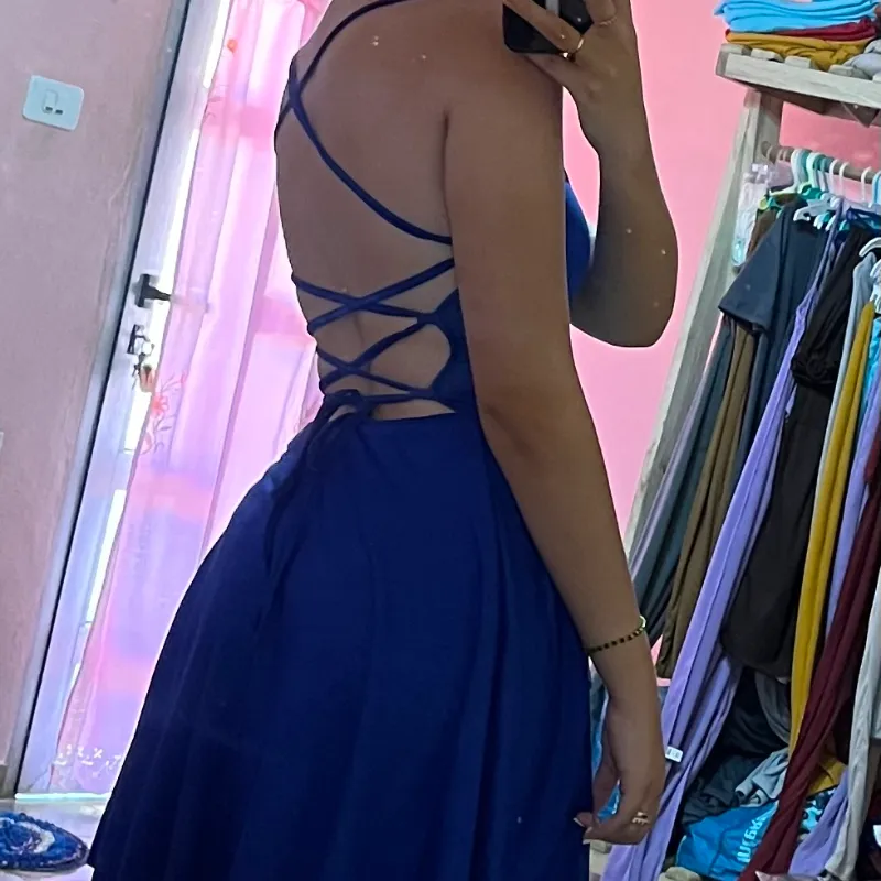Vestido corto con tirantes en la espalda 