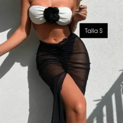 Bikini de 3 piezas con detalle de flor